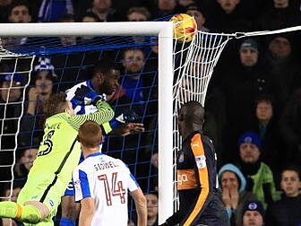 Freak goal helps Newcastle ret...
